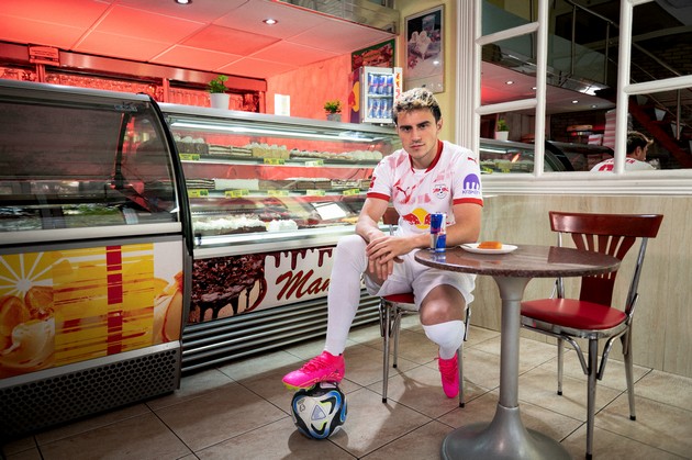 odblisku-so-elif-elmas-od-butel-preku-rabotnichki-do-rb-leipzig-4.JPG