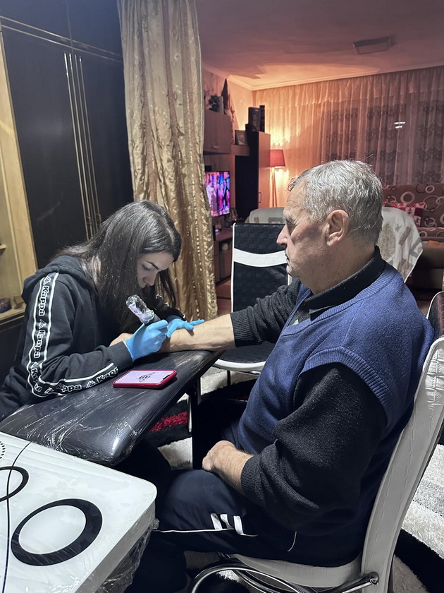 kristina-od-veles-go-istetovira-svojot-76-godishen-dedo-beshe-emotiven-moment-dobi-tetovazha-so-znachenje-03.jpeg