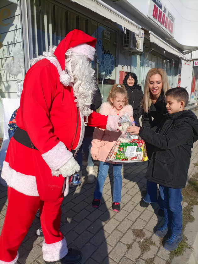 atelje-jakov-i-mm-fit-od-prilep-podelija-paketchinja-na-dechinjata-od-samohrani-majki-03.jpg