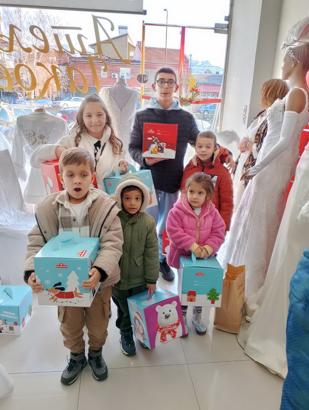 atelje-jakov-i-mm-fit-od-prilep-podelija-paketchinja-na-dechinjata-od-samohrani-majki-05.jpg