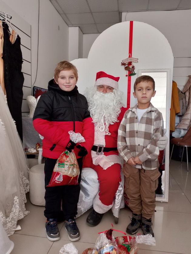 atelje-jakov-i-mm-fit-od-prilep-podelija-paketchinja-na-dechinjata-od-samohrani-majki-06.jpg