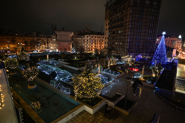 gradskiot-trgovski-centar-vo-skopje-blesna-vo-novogodishno-ruvo-foto-03.jpg