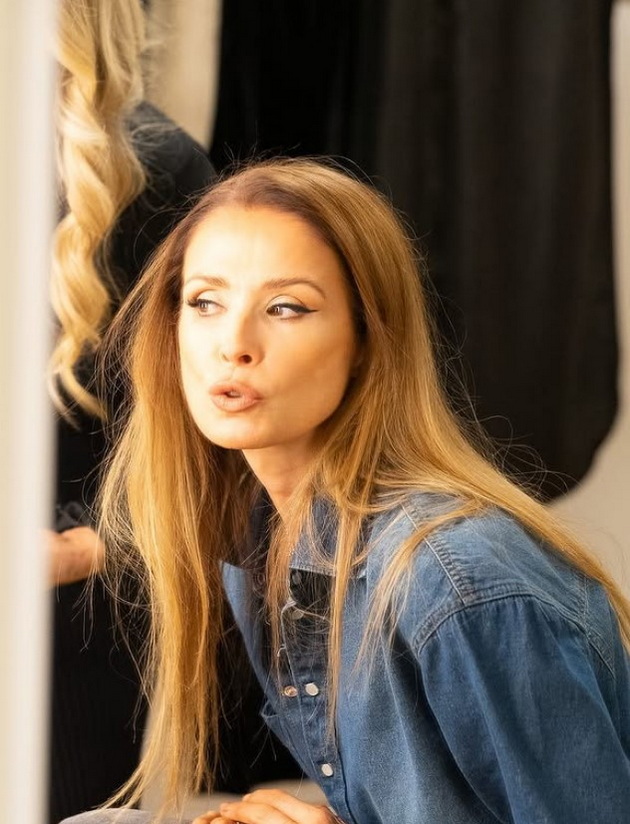 karolina-gocheva-vo-izdanie-kakvo-retko-ja-gledame-patuva-so-bendot-pie-chaj-i-se-podgotvuva-za-na-scena-07.jpg