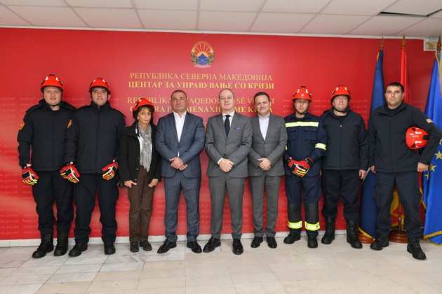 celosno-opremeni-tri-teritorijalni-protivpozharni-edinici-donacija-od-stopanska-banka-03.JPG