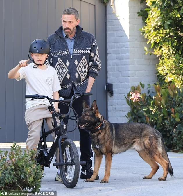 94765719-14351117-The_actor_and_his_son_s_quick_step_outside_their_home_comes_amid-m-14_1738470878562.jpg