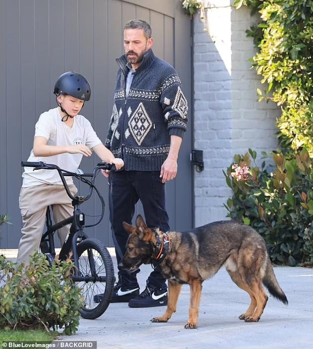 94765721-14351117-Ben_Affleck_spent_quality_time_out_under_the_sun_with_his_son_Sa-m-11_1738470825733.jpg