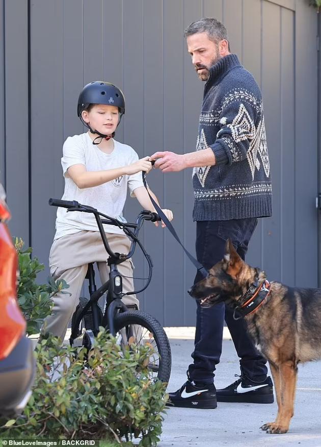 94765723-14351117-Just_days_ago_the_Academy_Award_winner_debuted_the_adorable_dog_-m-13_1738470864284.jpg