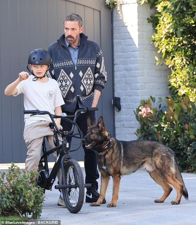 94765725-14351117-On_Saturday_the_52_year_old_actor_kept_a_watchful_eye_on_his_12_-m-10_1738470812213.jpg