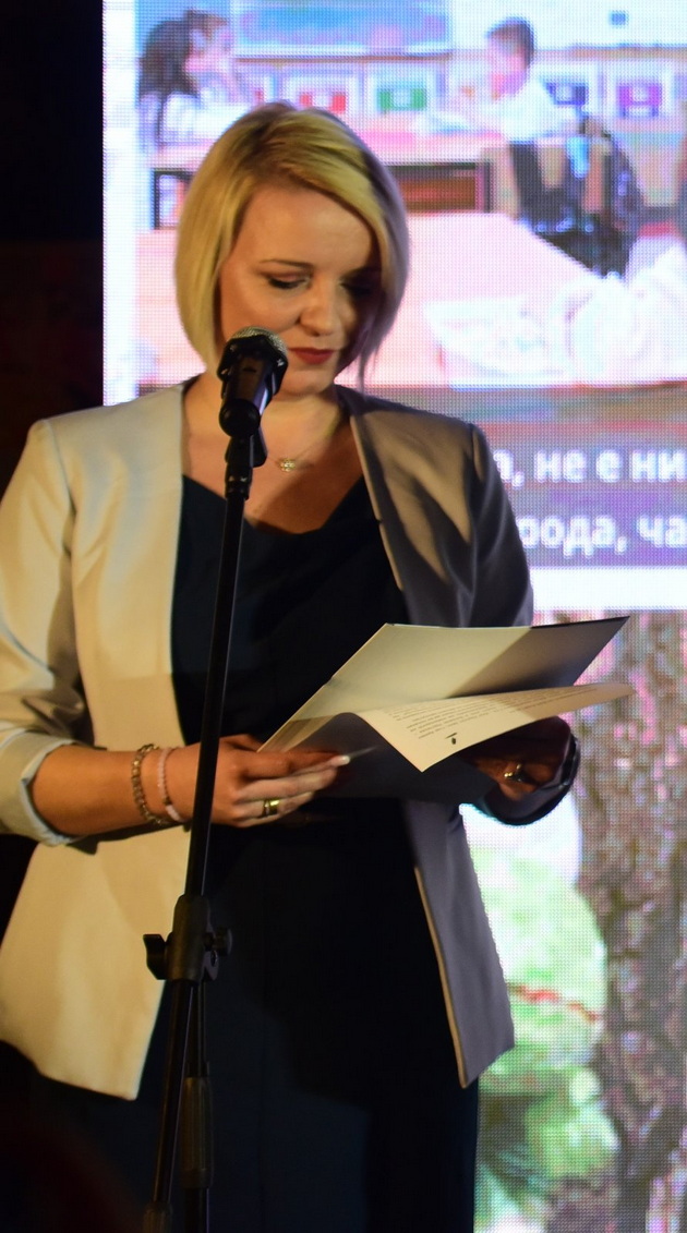 biljana-nasteska-porasna-so-3-sestri-i-denes-im-zemam-obleka-nashite-deca-se-bliski-kako-shto-bevme-nie-11.jpg