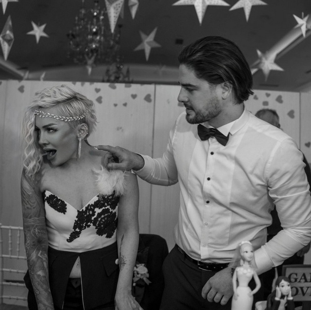 novinarkata-aleksandra-spirovska-e-kul-nevesta-so-2-autfita-kjerkata-od-brakot-so-pere-nokaut-i-pee-na-svadba-01_copy.jpg