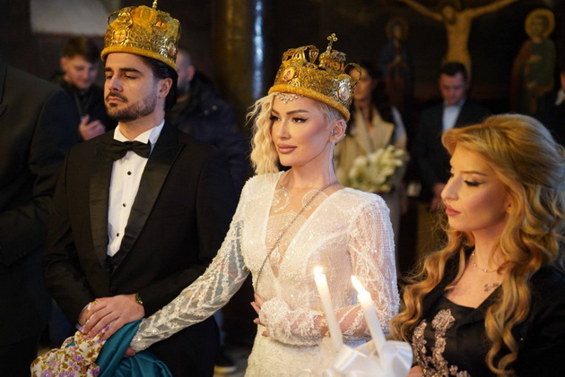 novinarkata-aleksandra-spirovska-e-kul-nevesta-so-2-autfita-kjerkata-od-brakot-so-pere-nokaut-i-pee-na-svadba-02.jpg