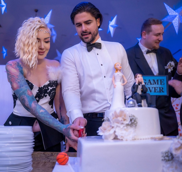 novinarkata-aleksandra-spirovska-e-kul-nevesta-so-2-autfita-kjerkata-od-brakot-so-pere-nokaut-i-pee-na-svadba-08.jpg