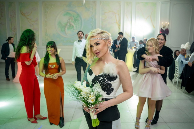 novinarkata-aleksandra-spirovska-e-kul-nevesta-so-2-autfita-kjerkata-od-brakot-so-pere-nokaut-i-pee-na-svadba-14.jpg