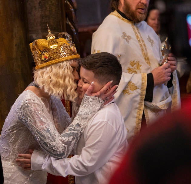 novinarkata-aleksandra-spirovska-e-kul-nevesta-so-2-autfita-kjerkata-od-brakot-so-pere-nokaut-i-pee-na-svadba-15.jpg