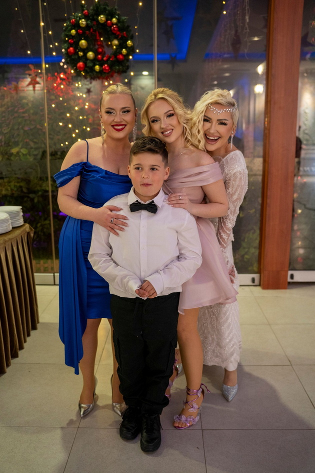 novinarkata-aleksandra-spirovska-e-kul-nevesta-so-2-autfita-kjerkata-od-brakot-so-pere-nokaut-i-pee-na-svadba-20.jpg