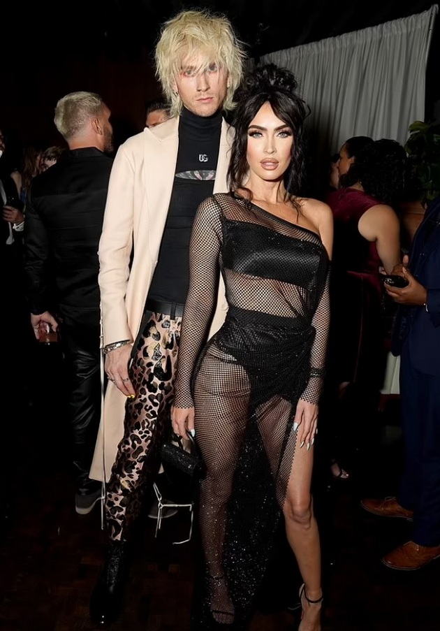megan-foks-se-porodi-dobi-bebe-so-mashin-gan-keli-srede-dramite-za-vrskata-03.jpg