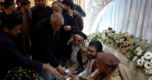 bizarna-talibanska-svadba-na-nevestata-e-zabraneto-da-prisustvuva-gostite-se-samo-mazhi-06.JPG