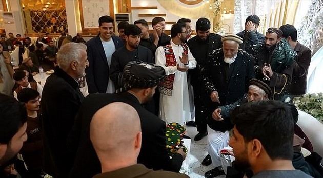 bizarna-talibanska-svadba-na-nevestata-e-zabraneto-da-prisustvuva-gostite-se-samo-mazhi-07.JPG
