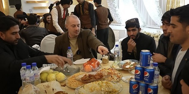 bizarna-talibanska-svadba-na-nevestata-e-zabraneto-da-prisustvuva-gostite-se-samo-mazhi-09.JPG