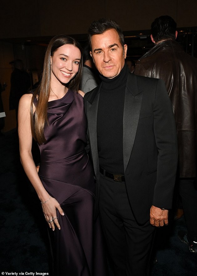 dzhenifer-aniston-na-vechera-so-pedro-paskal-po-tajnata-svadba-na-bivshiot-soprug-ne-beshe-seedno-02.JPG