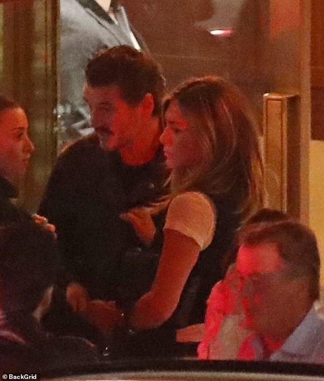 dzhenifer-aniston-na-vechera-so-pedro-paskal-po-tajnata-svadba-na-bivshiot-soprug-ne-beshe-seedno-06.JPG