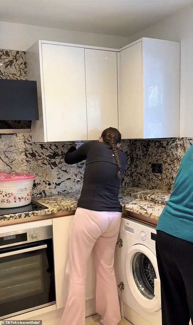 imam-opsesivno-kompulsivno-narushuvanje-sekoj-den-menuvam-postelnina-i-peram-obleka-shto-ne-sum-ja-nosela-3.JPG