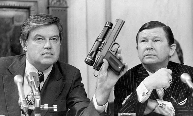 kako-od-film-za-dzhejms-bond-ludi-shpionski-oruzhja-od-studenata-vojna-04.JPG