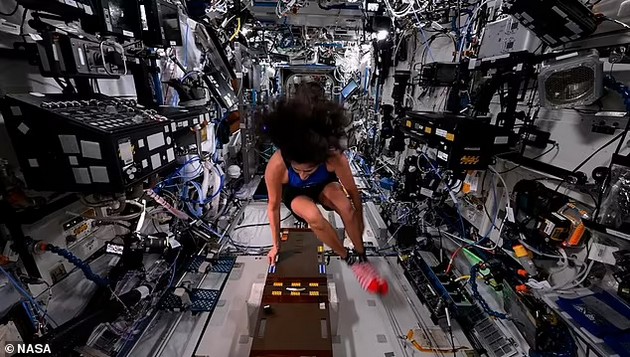 zaglavenite-astronauti-se-vratija-na-zemjata-ne-mozhat-da-odat-sami-mozhe-da-imaat-problemi-so-srceto-i-vidot-02.JPG