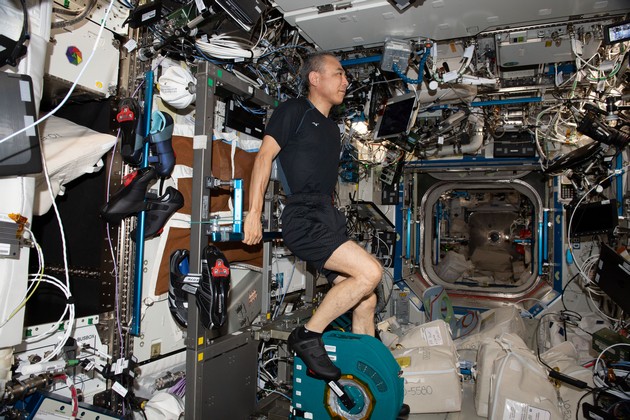 zaglavenite-astronauti-se-vratija-na-zemjata-ne-mozhat-da-odat-sami-mozhe-da-imaat-problemi-so-srceto-i-vidot-15.JPG