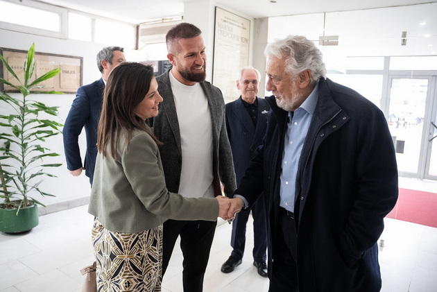 plasido-domingo-pristigna-vo-skopje-od-aerodrom-direktno-na-proba-08.jpg