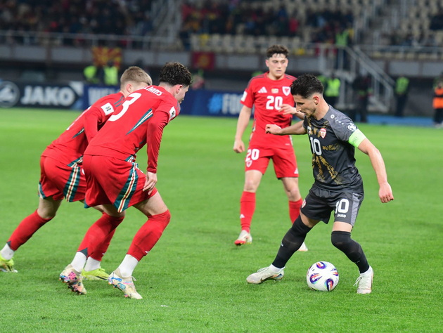 trogatelen-moment-na-stadionot-vo-skopje-publikata-na-noze-aplaudira-vo-59-minuta-fudbalerite-stojat-vo-chest-na-zhrtvite-od-kochani-03.jpg