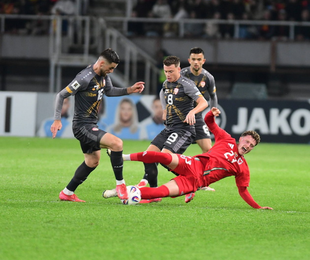 trogatelen-moment-na-stadionot-vo-skopje-publikata-na-noze-aplaudira-vo-59-minuta-fudbalerite-stojat-vo-chest-na-zhrtvite-od-kochani-05.jpg