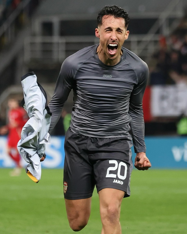 trogatelen-moment-na-stadionot-vo-skopje-publikata-na-noze-aplaudira-vo-59-minuta-fudbalerite-stojat-vo-chest-na-zhrtvite-od-kochani-06.jpg