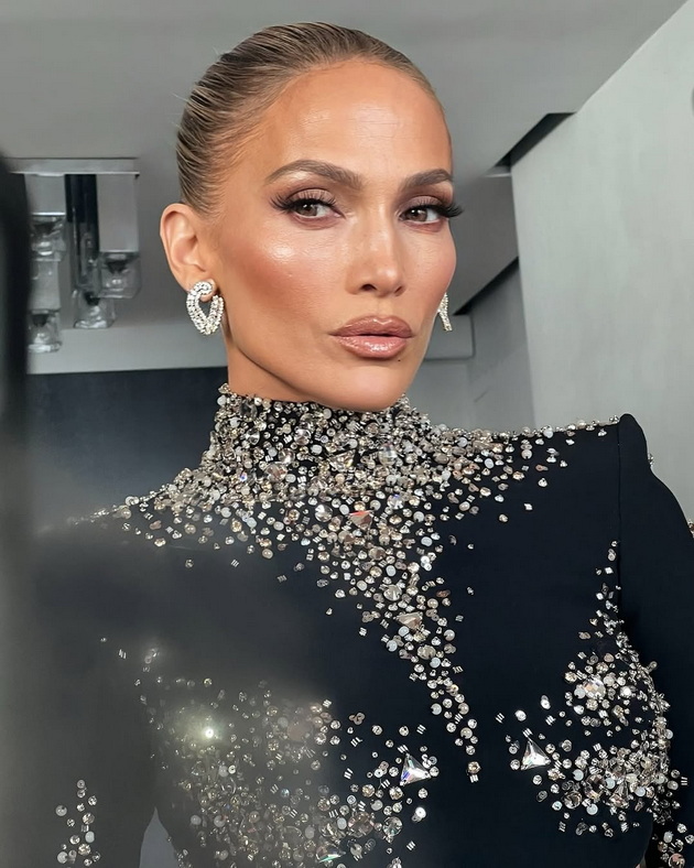 j-lo-seksapilna-na-nastan-so-kjerkata-so-momcheshki-stil-neodamna-ja-povrzuvaa-so-dechko-taa-e-nebinaren-rod-02.jpg