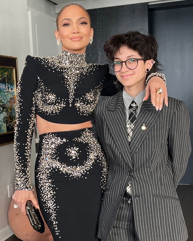 j-lo-seksapilna-na-nastan-so-kjerkata-so-momcheshki-stil-neodamna-ja-povrzuvaa-so-dechko-taa-e-nebinaren-rod-03.jpg
