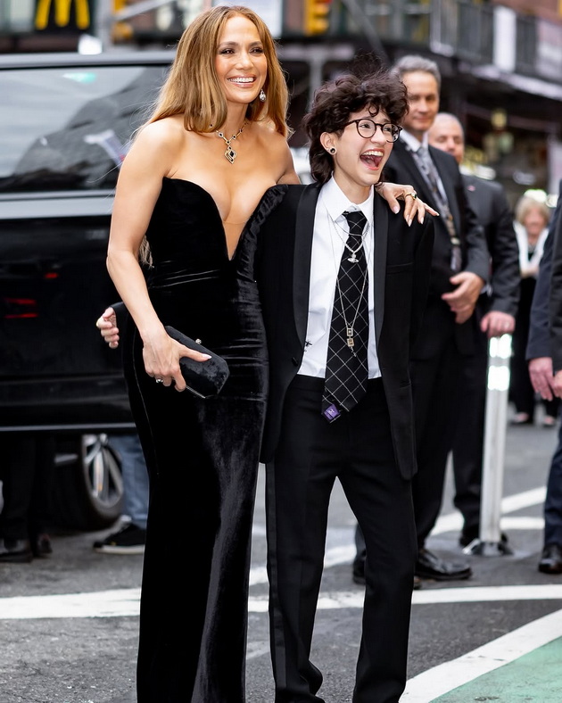 j-lo-seksapilna-na-nastan-so-kjerkata-so-momcheshki-stil-neodamna-ja-povrzuvaa-so-dechko-taa-e-nebinaren-rod-07.jpg