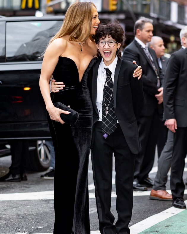 j-lo-seksapilna-na-nastan-so-kjerkata-so-momcheshki-stil-neodamna-ja-povrzuvaa-so-dechko-taa-e-nebinaren-rod-08.jpg