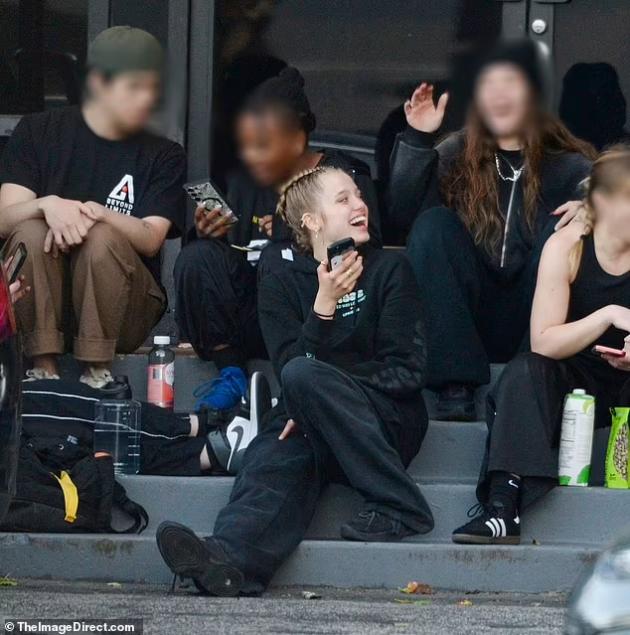 kopija-na-mama-jolie-kjerkata-na-angelina-i-brad-pitt-so-dolga-kosa-po-momcheshkiot-imidj-foto-09.jpg