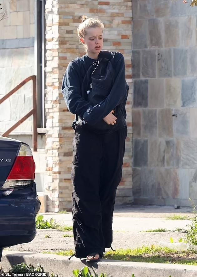 kopija-na-mama-jolie-kjerkata-na-angelina-i-brad-pitt-so-dolga-kosa-po-momcheshkiot-imidj-foto-12.jpg