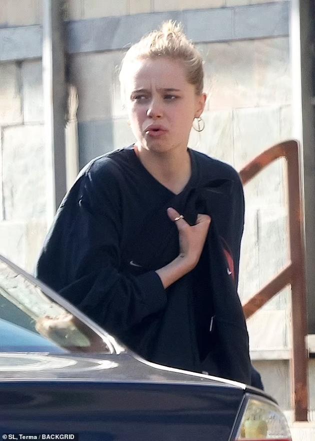 kopija-na-mama-jolie-kjerkata-na-angelina-i-brad-pitt-so-dolga-kosa-po-momcheshkiot-imidj-foto-15.jpg
