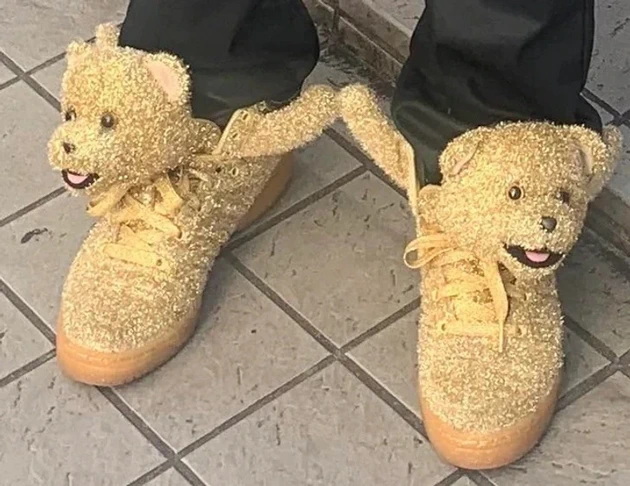 nevestinski-crocs-vlechki-patiki-kako-hamburger-lugje-koi-odbivat-da-nosat-zdodevni-chevli-08.jpg