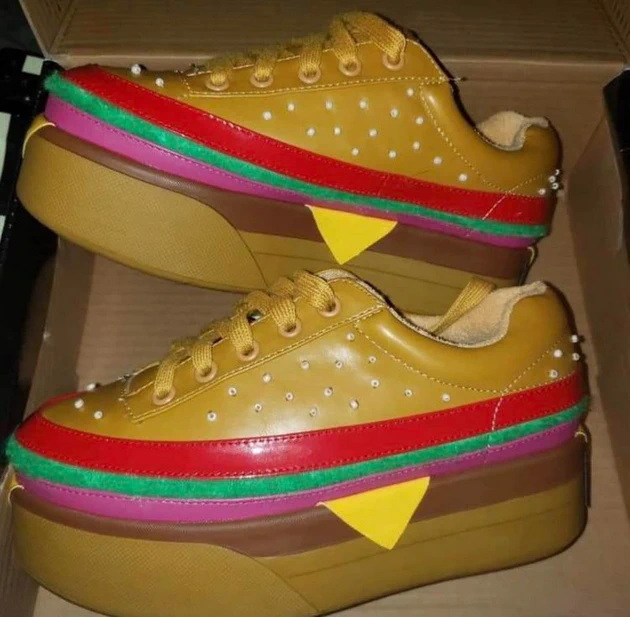 nevestinski-crocs-vlechki-patiki-kako-hamburger-lugje-koi-odbivat-da-nosat-zdodevni-chevli-09.jpg