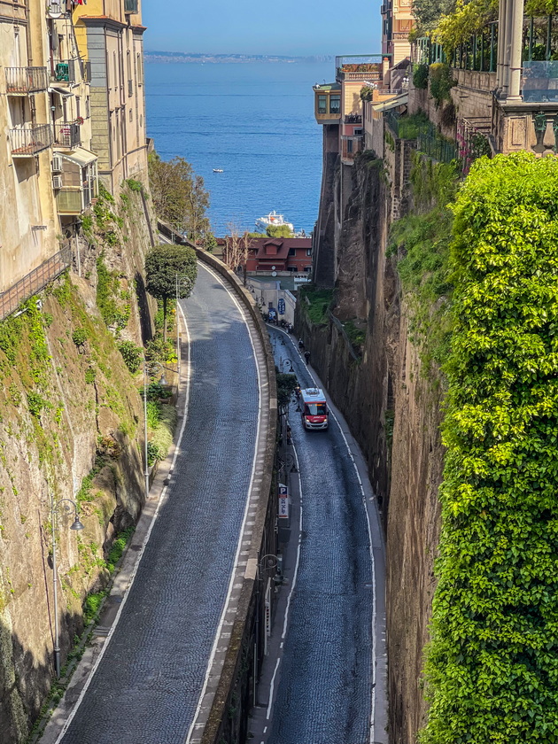 mimi-od-skopje-za-avtobuskata-tura-vo-juzhna-italija-patuvavme-so-traekt-do-bari-spievme-vo-neapol-a-se-vljubiv-vo-amalfi-18.jpeg