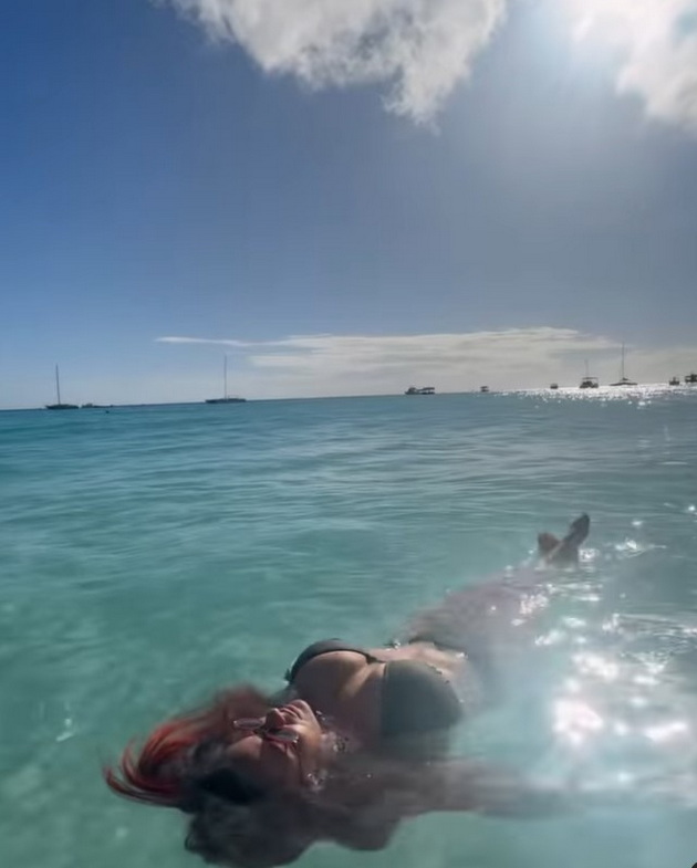 none-nedelkovska-so-nova-doza-fotki-od-rajot-na-zemjata-barbados-vo-minimalistichki-crni-bikini-06.jpg