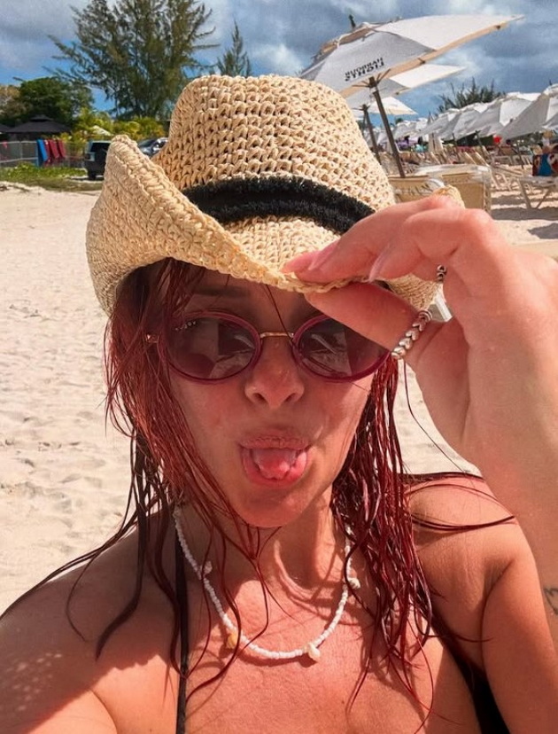 none-nedelkovska-so-nova-doza-fotki-od-rajot-na-zemjata-barbados-vo-minimalistichki-crni-bikini-10.jpg