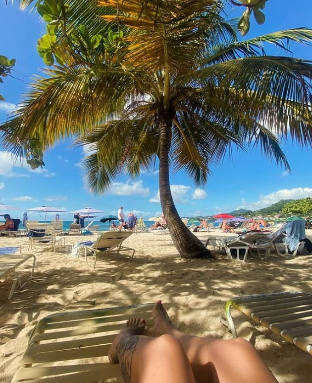 none-nedelkovska-so-nova-doza-fotki-od-rajot-na-zemjata-barbados-vo-minimalistichki-crni-bikini-11.jpg