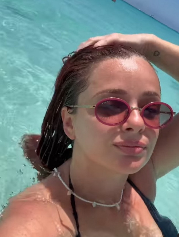 none-nedelkovska-so-nova-doza-fotki-od-rajot-na-zemjata-barbados-vo-minimalistichki-crni-bikini-12_copy.jpg