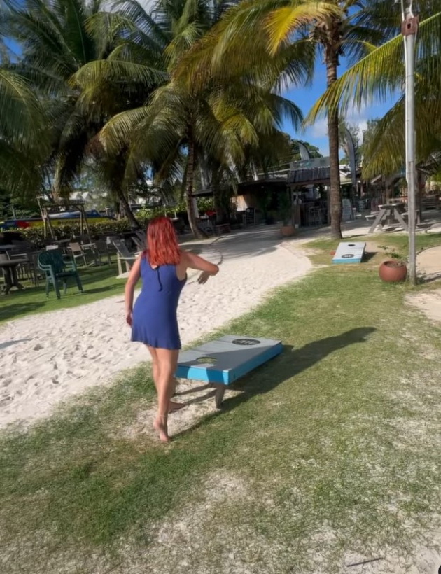 none-nedelkovska-so-nova-doza-fotki-od-rajot-na-zemjata-barbados-vo-minimalistichki-crni-bikini-16.jpg
