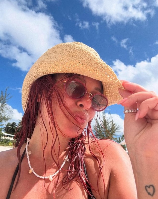 none-nedelkovska-so-nova-doza-fotki-od-rajot-na-zemjata-barbados-vo-minimalistichki-crni-bikini-19.jpg