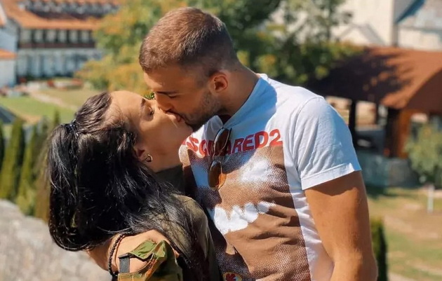 veljko-razhnatovikj-koj-go-zameni-belgrad-so-selo-ovojpat-slavi-rodenden-na-sinot-vo-vilata-na-ceca-02.jpg